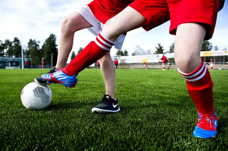 Ungdomar tränar fotboll.