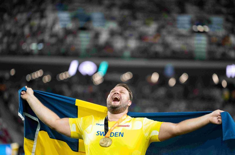 Diskuskastaren Daniel Ståhl jublar med en guldmedalj runt halsen efter seger i VM