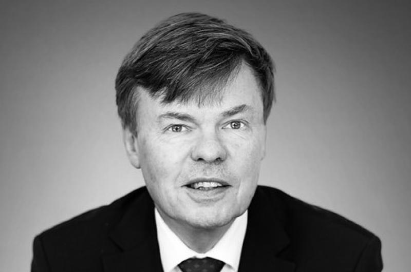 Porträttbild av Björn O. Nilsson i mörk kavaj, vit skjorta och mörk slips.