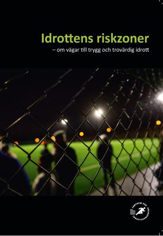 Omslag till rapporten Idrottens riskzoner. Bild på personer som står på en upplyst fotbollsplan bakom staket 