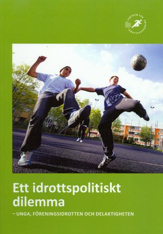 Två killar spelar fotboll på en asfaltsplan. Med texten Ett idrottspolitiskt dilemma.