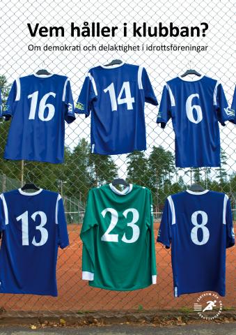Sex numrerade lagtröjor hänger på ett staket till en idrottsplats
