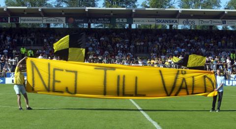 Banderoll på fotbollsplan med texten "Nej till våld"