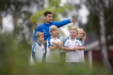 Ledare och barn inför en match.