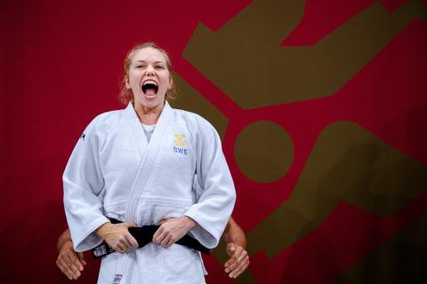 Idrottare i judodräkt laddar inför en tävling.