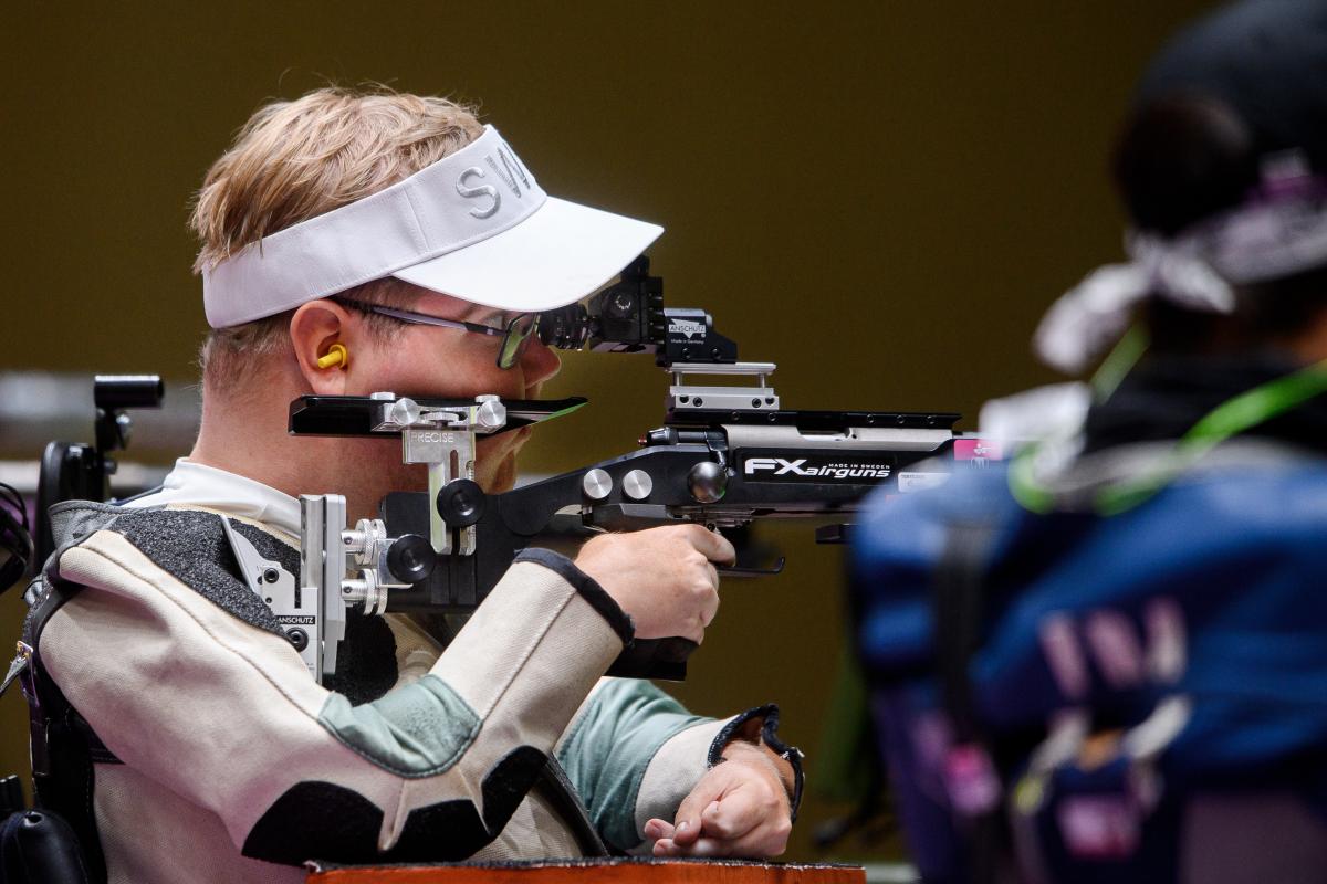 Philip Jönsson med sitt gevär under tävling i Paralympics.
