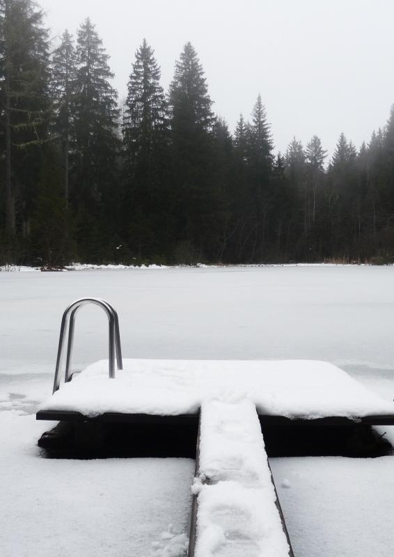 En brygga i snö