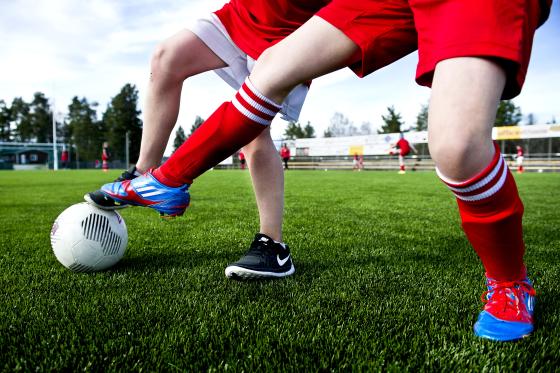 Ungdomar tränar fotboll.